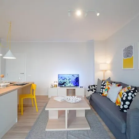 Scandinavian Airy Apt In Business Area & Airport